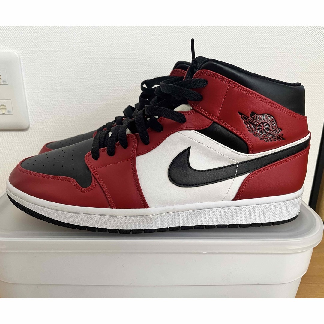 NIKE(ナイキ)のNIKE AIR JORDAN 1 mid CHICAGO BLACK TOE メンズの靴/シューズ(スニーカー)の商品写真