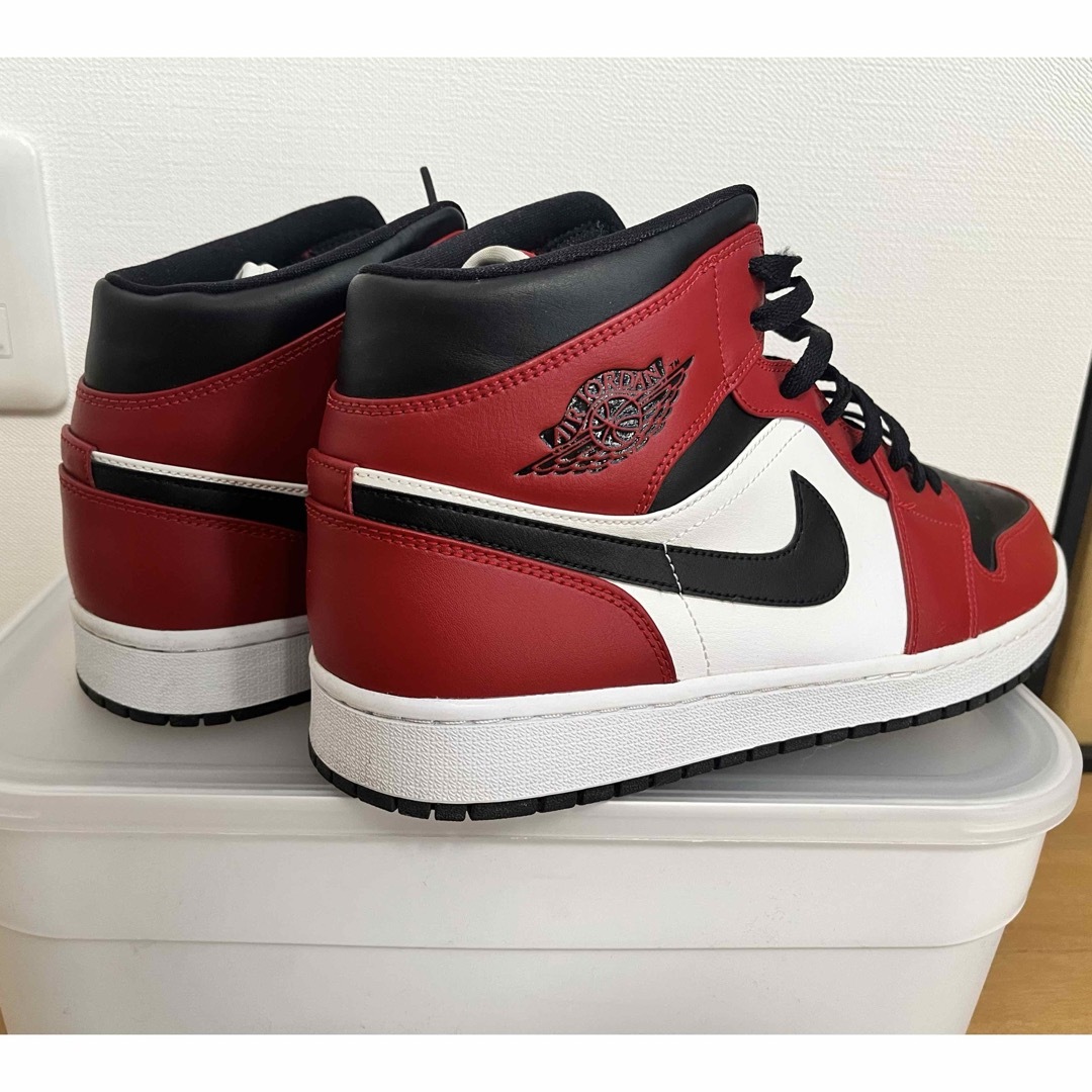 NIKE(ナイキ)のNIKE AIR JORDAN 1 mid CHICAGO BLACK TOE メンズの靴/シューズ(スニーカー)の商品写真