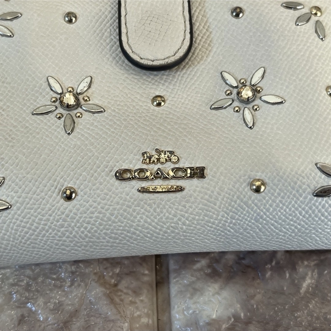 COACH(コーチ)の美品　スタッズ クロスグレインレザー ジップ 二つ折り財布 F73497  レディースのファッション小物(財布)の商品写真