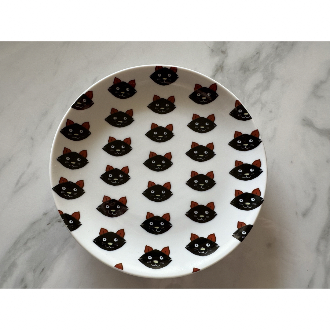 クタニシール丸皿　黒猫整列 インテリア/住まい/日用品のキッチン/食器(食器)の商品写真
