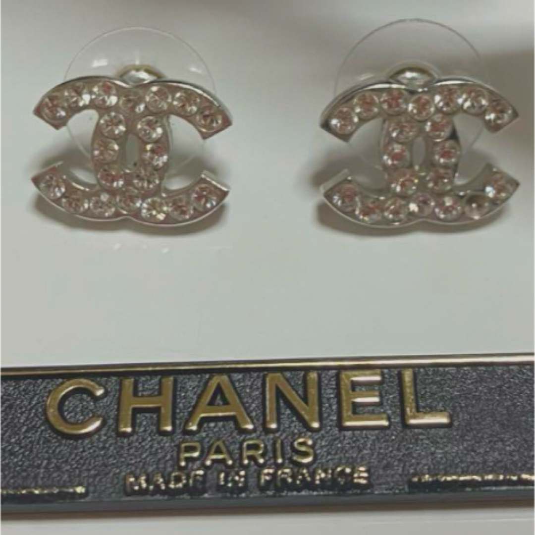 CHANEL(シャネル)の正規品 美品 CHANEL シャネルピアスココマークラインストーンロゴ シルバー レディースのアクセサリー(ピアス)の商品写真