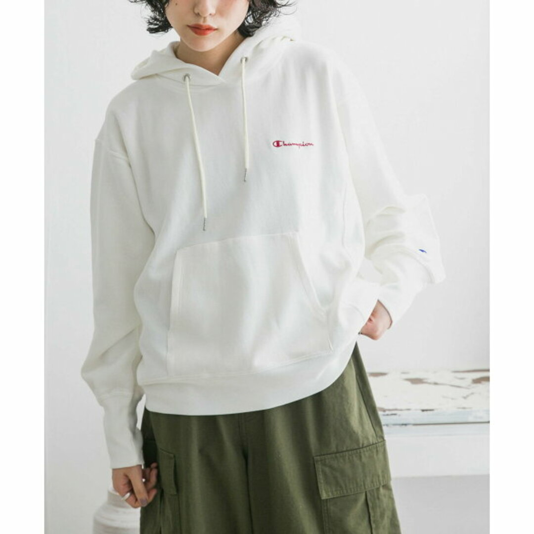 KBF(ケービーエフ)の【PALE WHITE】Champion REVERSE WEAVE HOODED レディースのトップス(パーカー)の商品写真