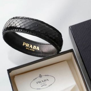 プラダ(PRADA)のS8253M 美品 プラダ 高級リザード ブラックカラー バングル 箱付き (ブレスレット/バングル)