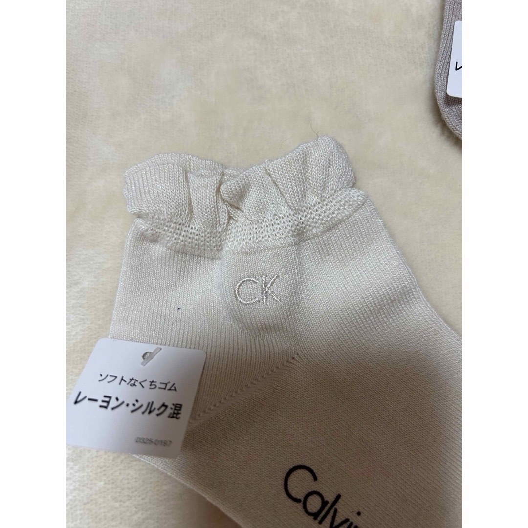 Calvin Klein(カルバンクライン)のみー様専用　新品カルバン・クラインお色違いソックス2足　レーヨン、シルク混 レディースのレッグウェア(ソックス)の商品写真