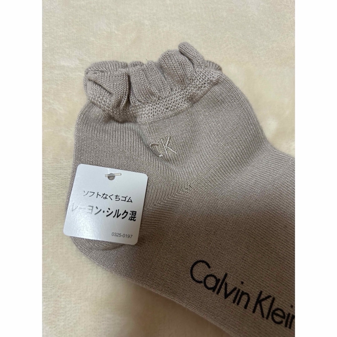 Calvin Klein(カルバンクライン)のみー様専用　新品カルバン・クラインお色違いソックス2足　レーヨン、シルク混 レディースのレッグウェア(ソックス)の商品写真