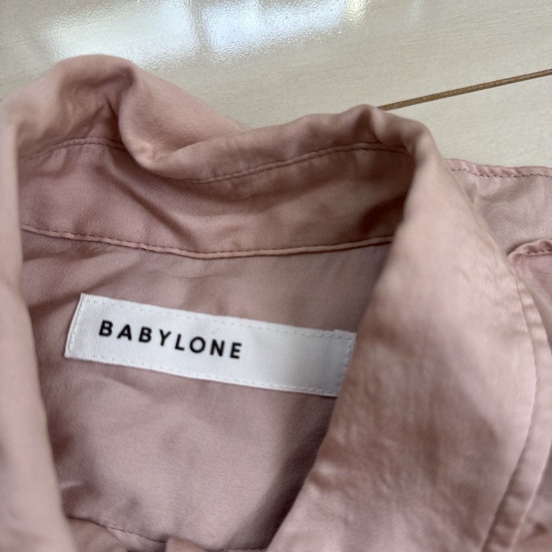 BABYLONE(バビロン)のバビロン　サテンミリタリーシャツ　ピンクベージュ　 レディースのトップス(シャツ/ブラウス(長袖/七分))の商品写真