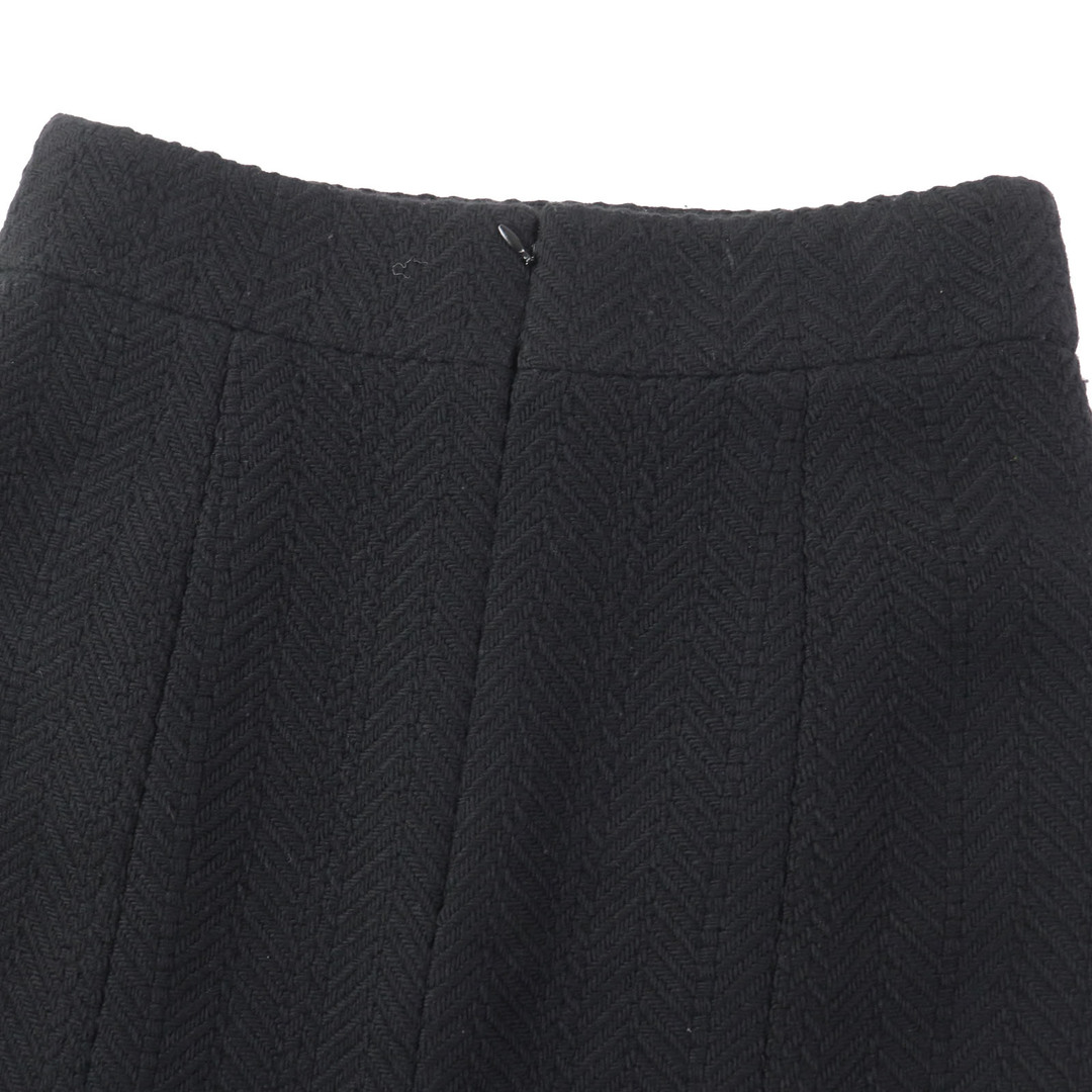 CHANEL(シャネル)の美品 CHANEL シャネル 06A P29800 裏地シルク100％ ココマーク付き 単色ツイード 台形 スカート ブラック 40 フランス製 正規品 レディース レディースのスカート(ひざ丈スカート)の商品写真
