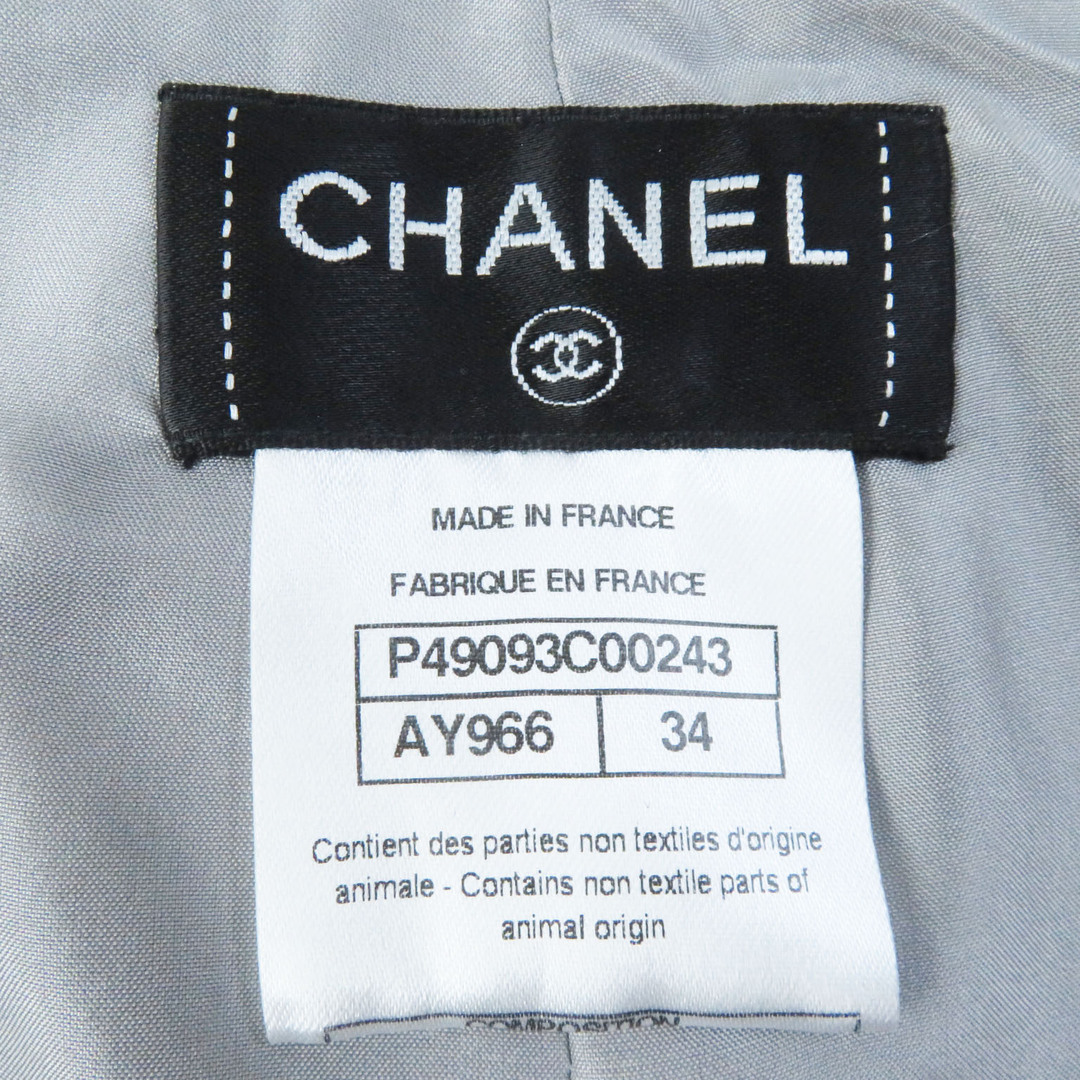 CHANEL(シャネル)の美品 CHANEL シャネル P49093 ココマークボタン付き 裏シルク100％ ラムレザー ハーフパンツ／ショートパンツ グレー 34 フランス製 レディース レディースのパンツ(ショートパンツ)の商品写真