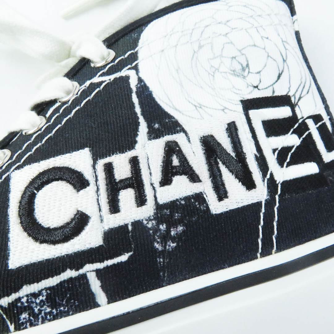 CHANEL(シャネル)の極美品 CHANEL シャネル 20P G35960 グラフィティ ミッドカット キャンバス カメリア ハイカットスニーカー ホワイト ブラック 35 箱・保存袋付き スペイン製 レディース レディースの靴/シューズ(スニーカー)の商品写真