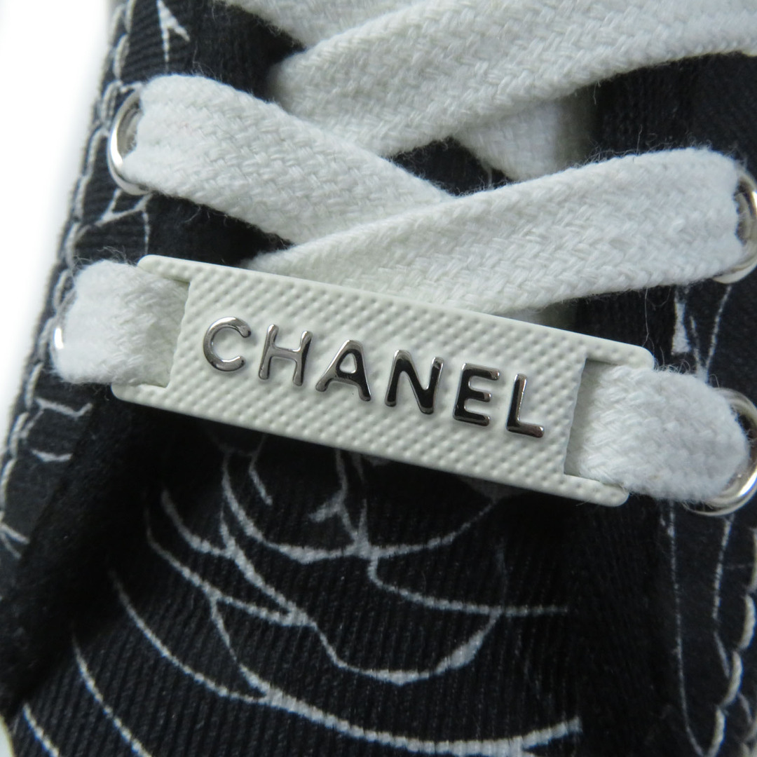 CHANEL(シャネル)の極美品 CHANEL シャネル 20P G35960 グラフィティ ミッドカット キャンバス カメリア ハイカットスニーカー ホワイト ブラック 35 箱・保存袋付き スペイン製 レディース レディースの靴/シューズ(スニーカー)の商品写真