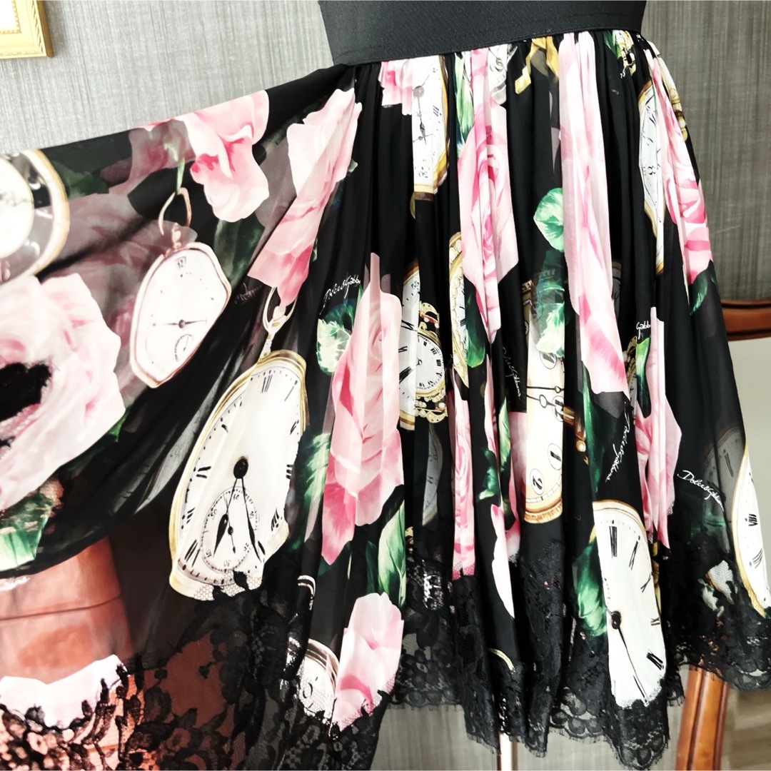 DOLCE&GABBANA(ドルチェアンドガッバーナ)の美品　DOLCE&GABBANAドルガバ　花柄　時計　スカート　フリル　フレア レディースのスカート(ひざ丈スカート)の商品写真