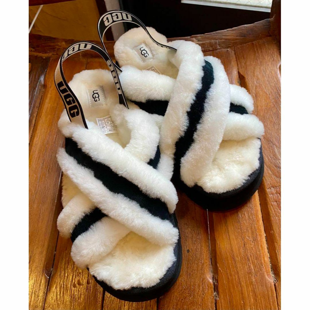 UGG(アグ)の激レア✨超美品✨26cm✨UGG✨DISCO CROSS SLIDE✨White レディースの靴/シューズ(サンダル)の商品写真