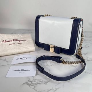 サルヴァトーレフェラガモ(Salvatore Ferragamo)の【極美品】サルヴァトーレ フェラガモ　ヴァラ ショルダー チェーン バッグ　ロゴ(ショルダーバッグ)