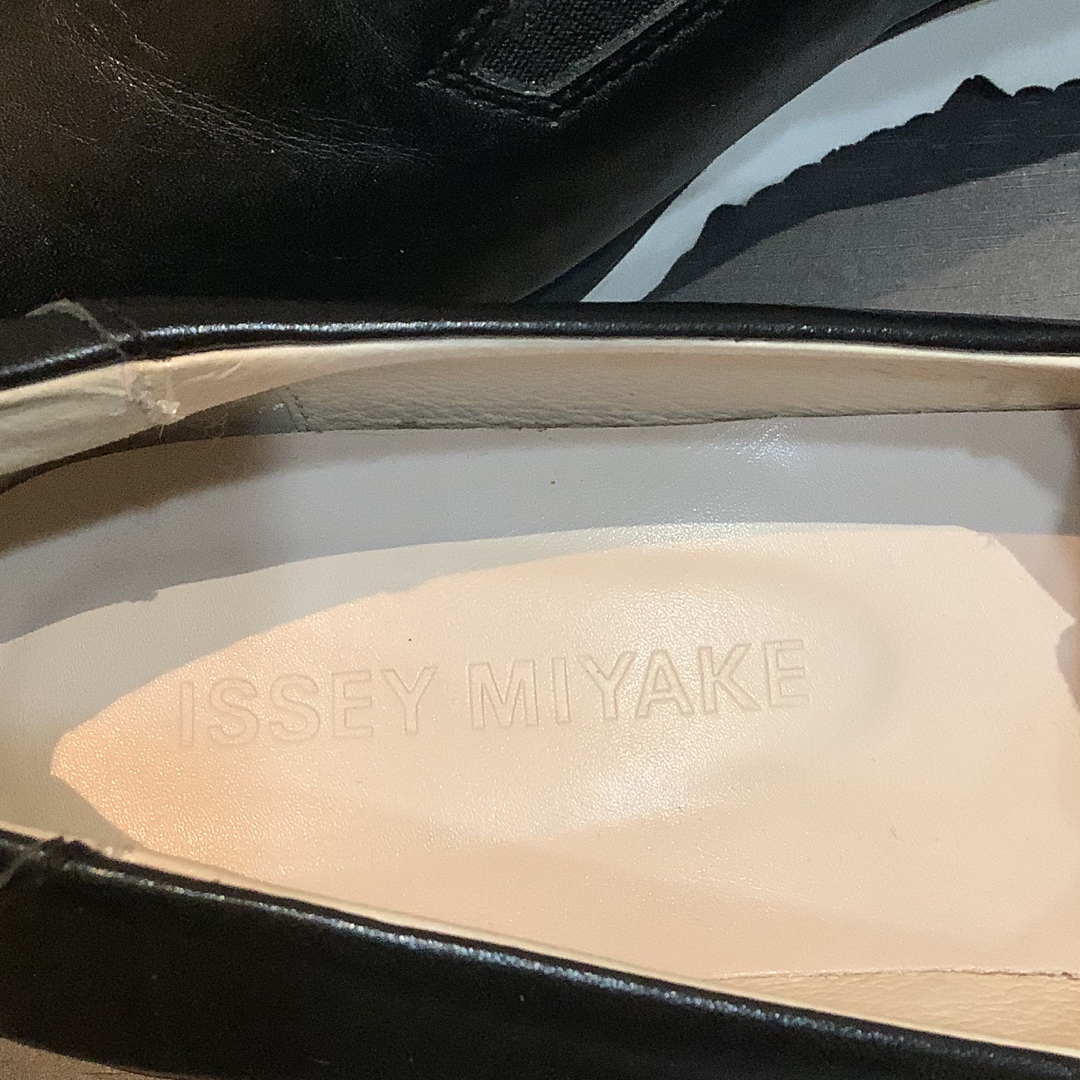 ISSEY MIYAKE(イッセイミヤケ)のイッセイミヤケ ISSEY MIYAKE スリップオン シューズ 黒26cm レディースの靴/シューズ(スリッポン/モカシン)の商品写真