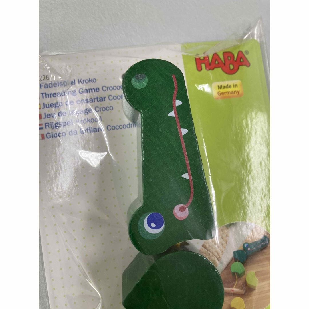HABA(ハーバー)の値下げ　木のおもちゃ　新品未使用　HABA  スリングラトル　ワニ キッズ/ベビー/マタニティのおもちゃ(がらがら/ラトル)の商品写真