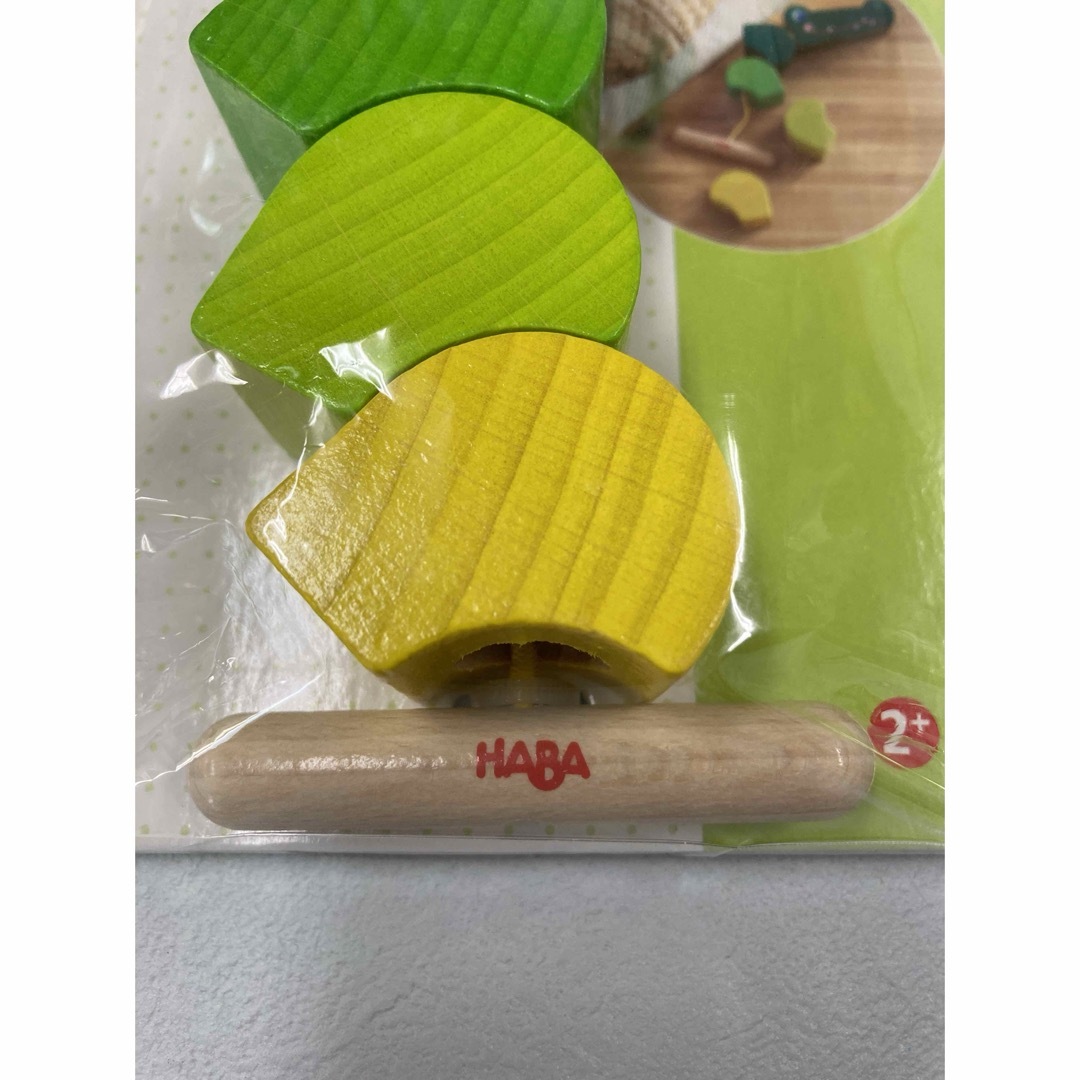 HABA(ハーバー)の値下げ　木のおもちゃ　新品未使用　HABA  スリングラトル　ワニ キッズ/ベビー/マタニティのおもちゃ(がらがら/ラトル)の商品写真