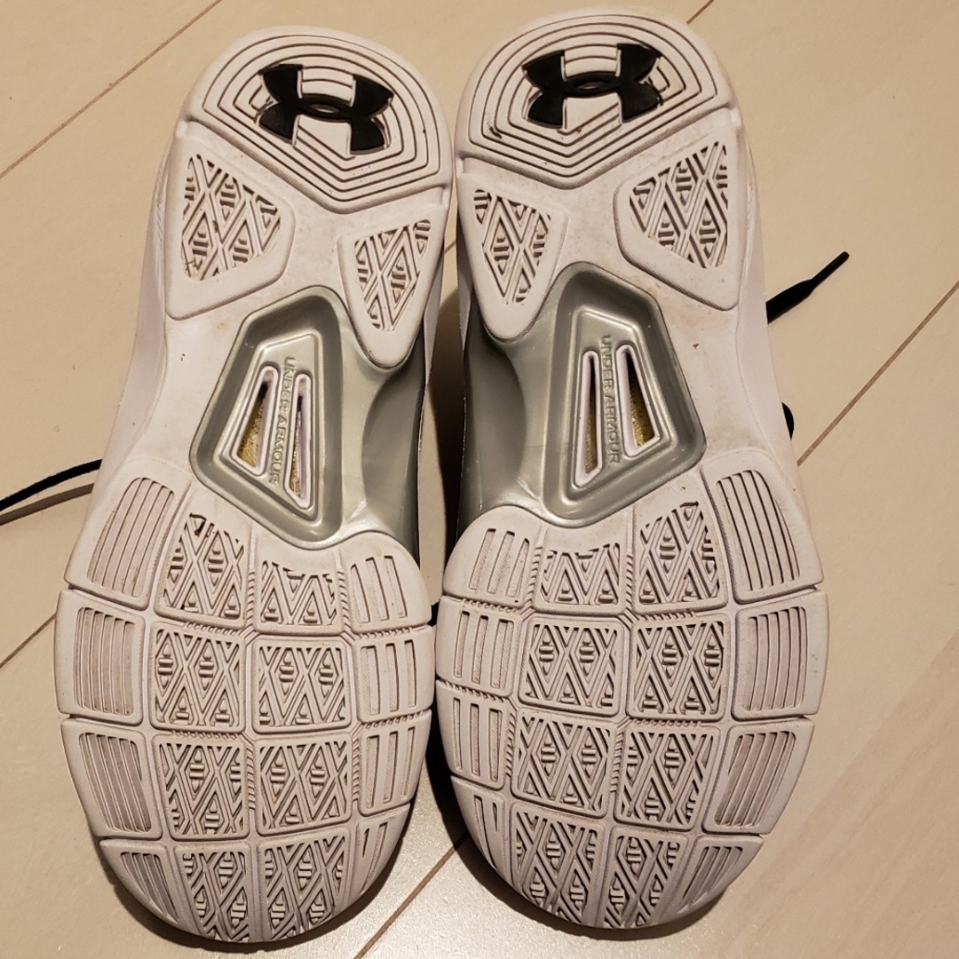 UNDER ARMOUR(アンダーアーマー)の【中古】 UA バッシュ 24 スポーツ/アウトドアのスポーツ/アウトドア その他(バスケットボール)の商品写真