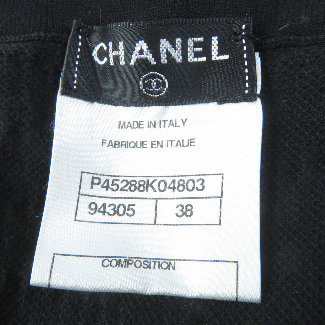 CHANEL(シャネル)の美品 CHANEL シャネル P45288 コットン ココマークボタン付 カメリアエンボス スカラップ ニットスカート ブラック 38 イタリア製 正規品 レディース レディースのスカート(ひざ丈スカート)の商品写真