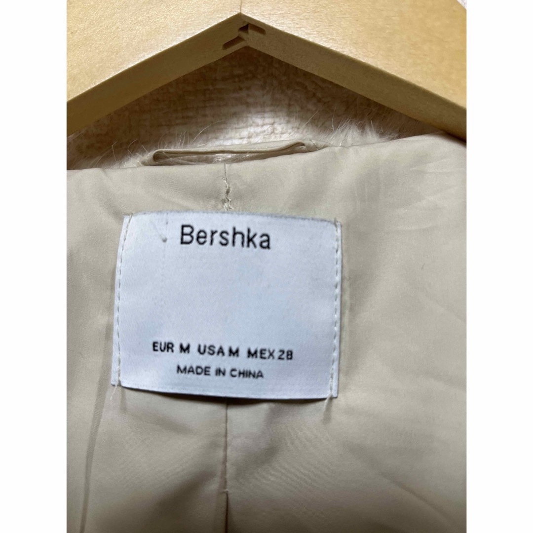 Bershka(ベルシュカ)の美品　Bershka ベルシュカ　フェイクファーコート　ベージュ　M レディースのジャケット/アウター(毛皮/ファーコート)の商品写真