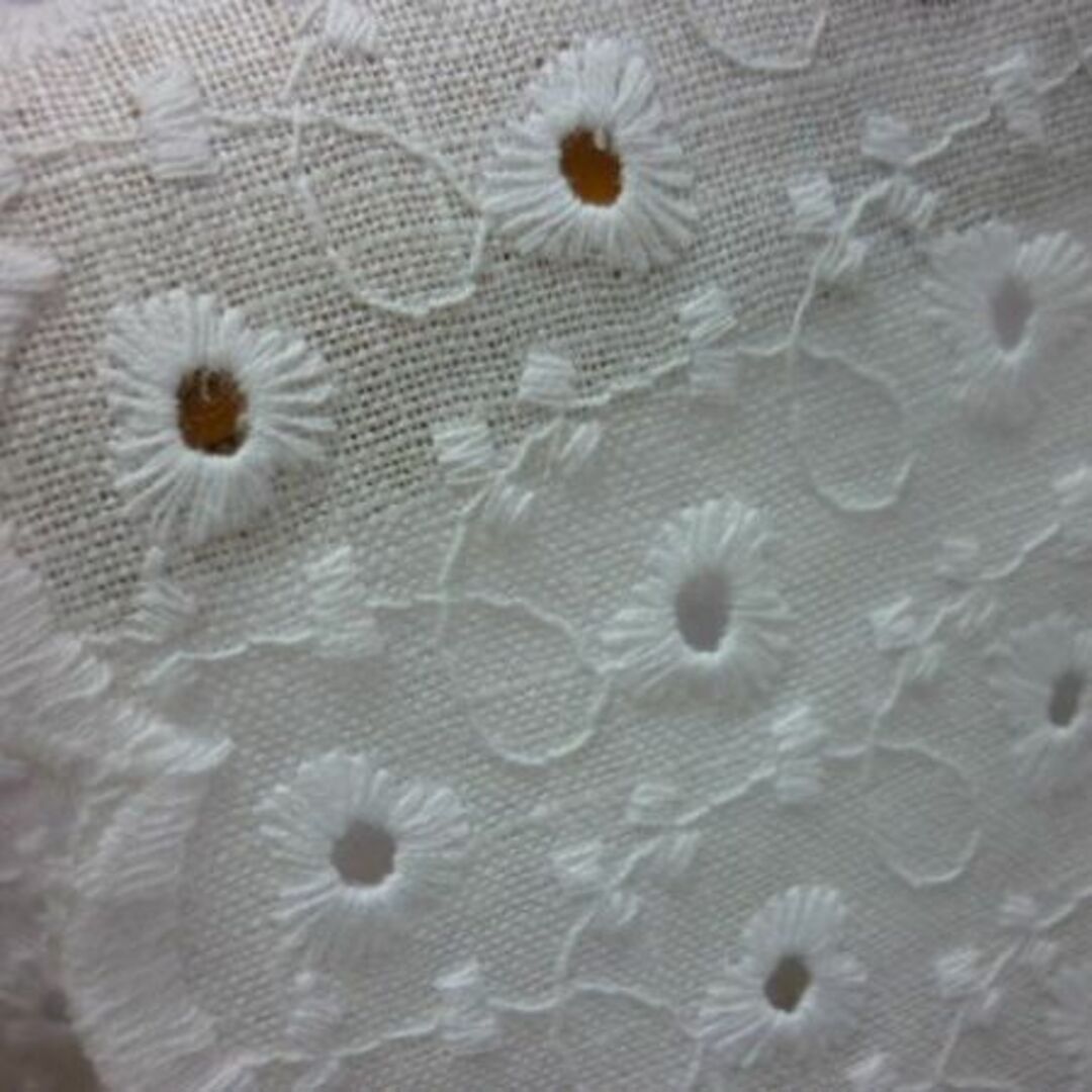 1m   リネン刺繍小花/ホワイト   リネン刺繍生地 ハンドメイドの素材/材料(生地/糸)の商品写真