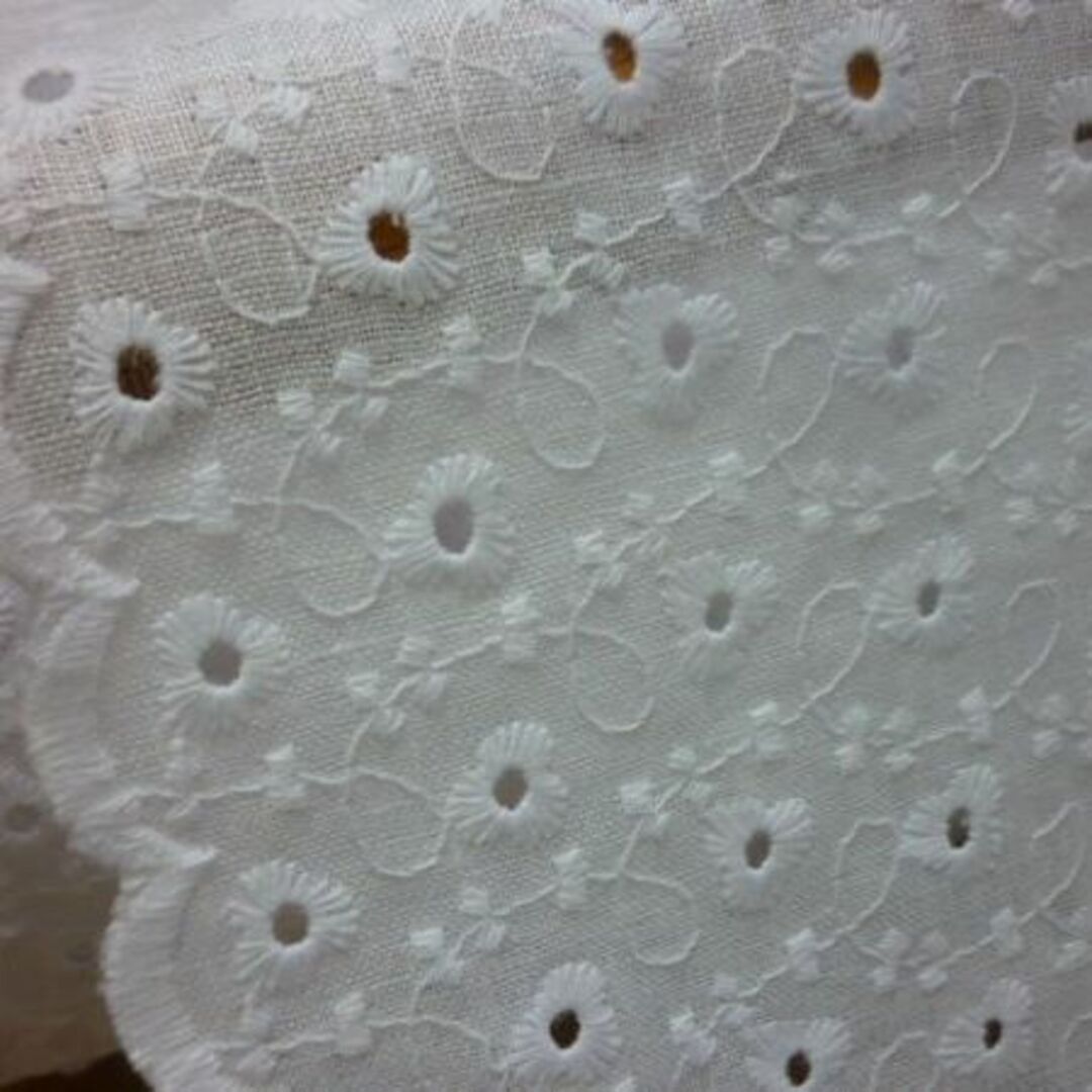 1m   リネン刺繍小花/ホワイト   リネン刺繍生地 ハンドメイドの素材/材料(生地/糸)の商品写真