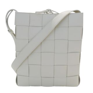 ボッテガヴェネタ(Bottega Veneta)のボッテガ・ヴェネタ BOTTEGAVENETA バッグ レディース メンズ ブランド ショルダーバッグ クロスボディ レザー カセット マキシ イントレチャート ホワイト 斜め掛け【中古】(ショルダーバッグ)