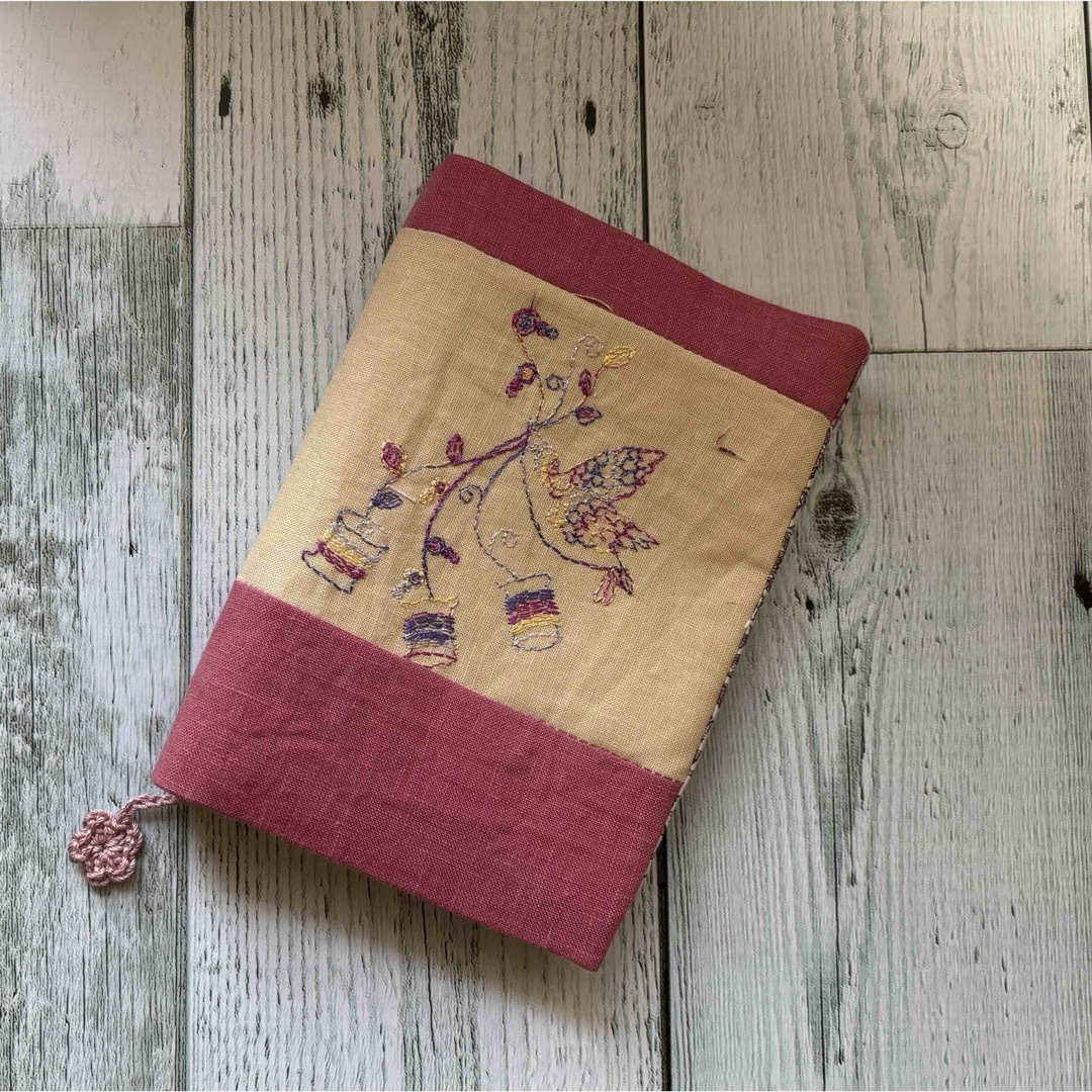 糸とりどりの春色ブックカバー ハンドメイドの文具/ステーショナリー(ブックカバー)の商品写真