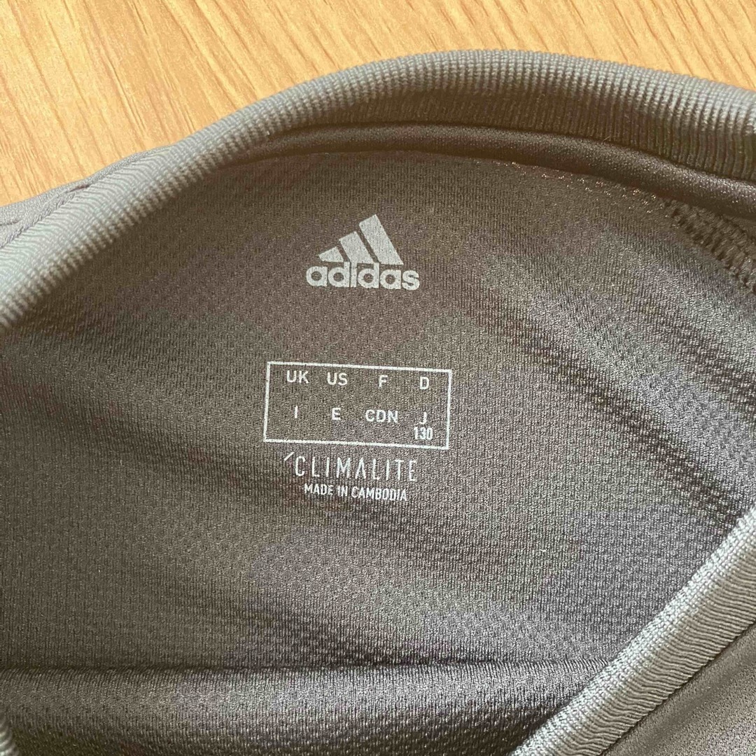 adidas(アディダス)の【美品】アディダス　半袖Tシャツ　スポーツウエア　ブラック　130 キッズ/ベビー/マタニティのキッズ服男の子用(90cm~)(Tシャツ/カットソー)の商品写真