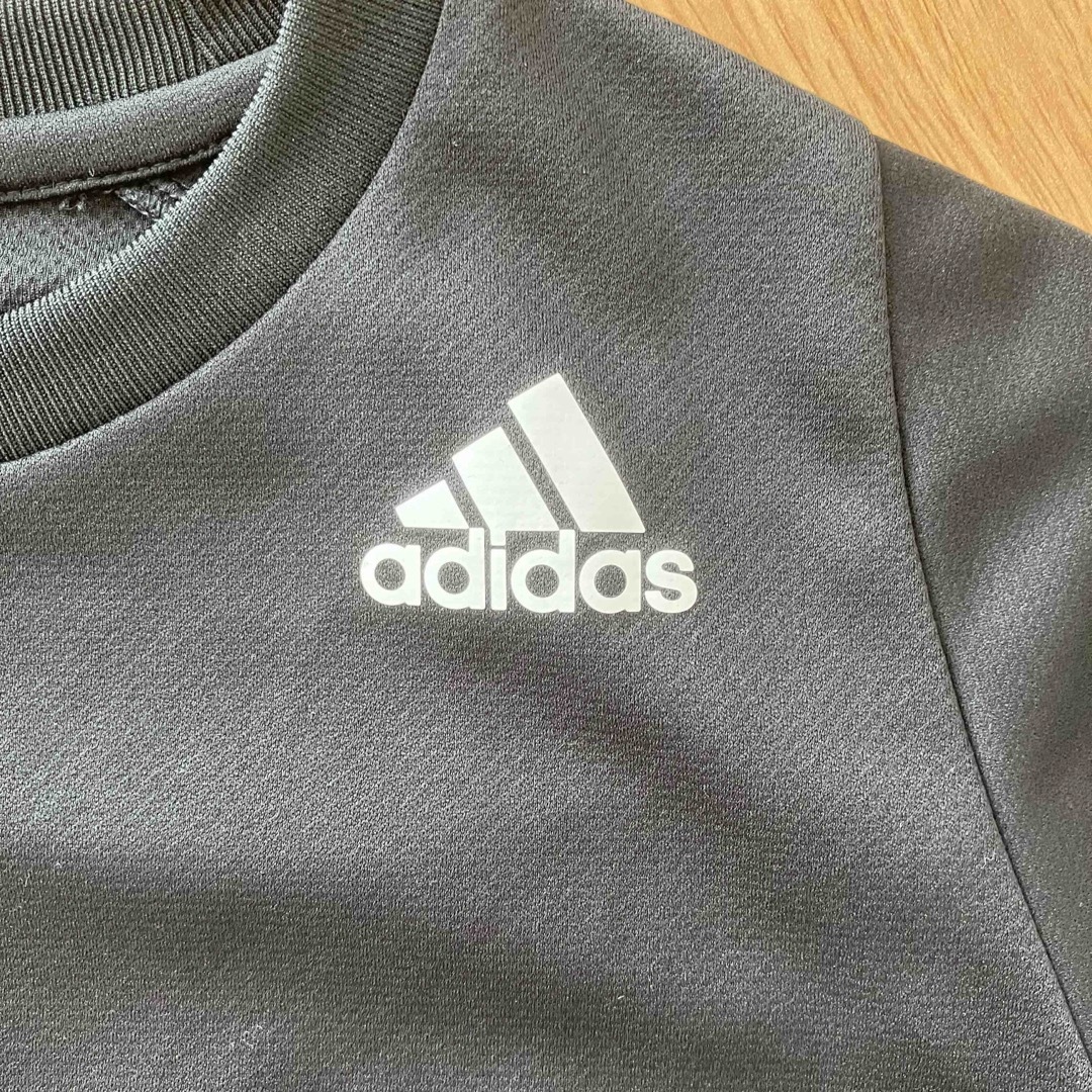 adidas(アディダス)の【美品】アディダス　半袖Tシャツ　スポーツウエア　ブラック　130 キッズ/ベビー/マタニティのキッズ服男の子用(90cm~)(Tシャツ/カットソー)の商品写真