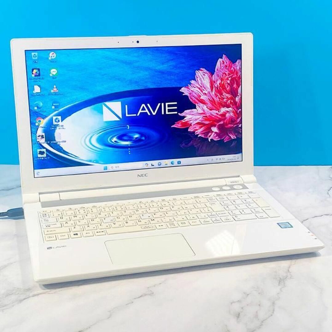 第8世代Core i7！✨メモリ16GB✨SSD✨高年式で白のノートパソコン