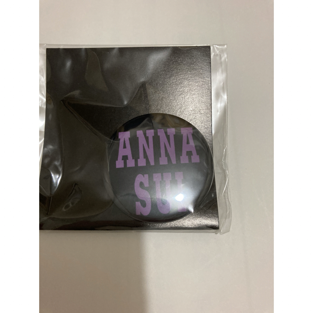 ANNA SUI(アナスイ)のレア　新品未開封　アナスイ　ANNA SUI ボトルティッシュ　缶バッジ2個 エンタメ/ホビーのコレクション(ノベルティグッズ)の商品写真