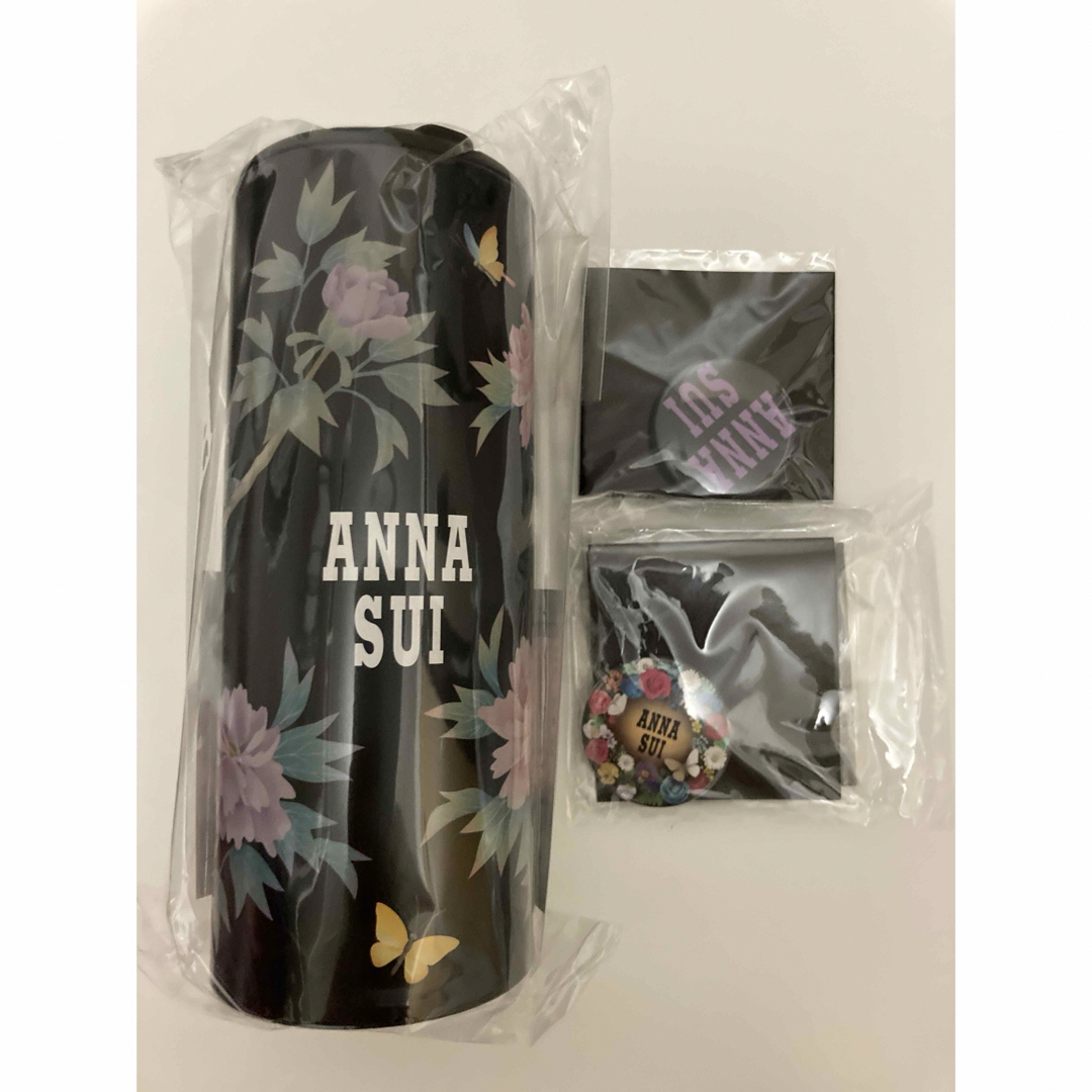 ANNA SUI(アナスイ)のレア　新品未開封　アナスイ　ANNA SUI ボトルティッシュ　缶バッジ2個 エンタメ/ホビーのコレクション(ノベルティグッズ)の商品写真