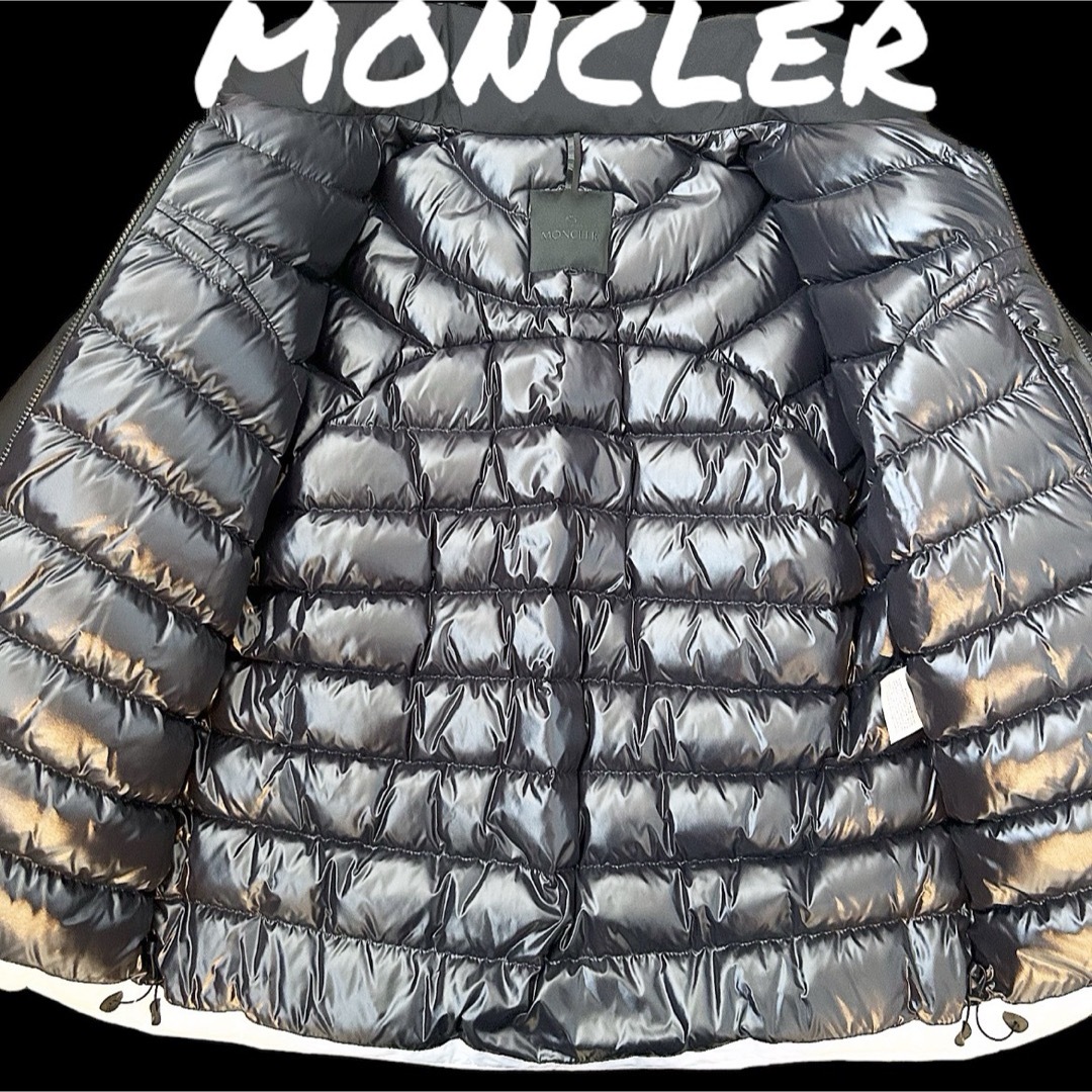 MONCLER(モンクレール)のMONCLER ショートダウンジャケット ロゴ バイカラー（フード内蔵） メンズのジャケット/アウター(ダウンジャケット)の商品写真