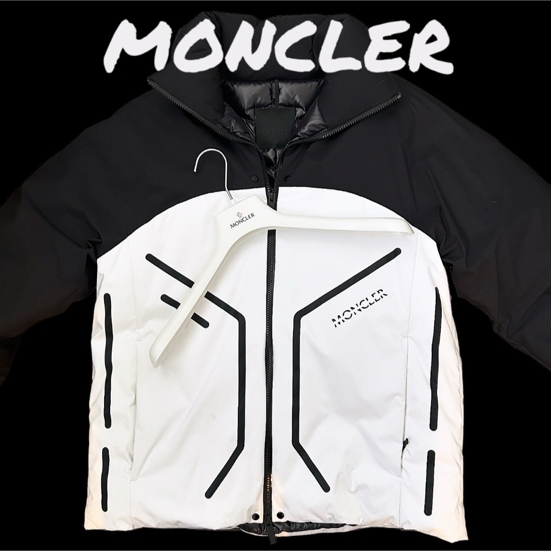 MONCLER(モンクレール)のMONCLER ショートダウンジャケット ロゴ バイカラー（フード内蔵） メンズのジャケット/アウター(ダウンジャケット)の商品写真