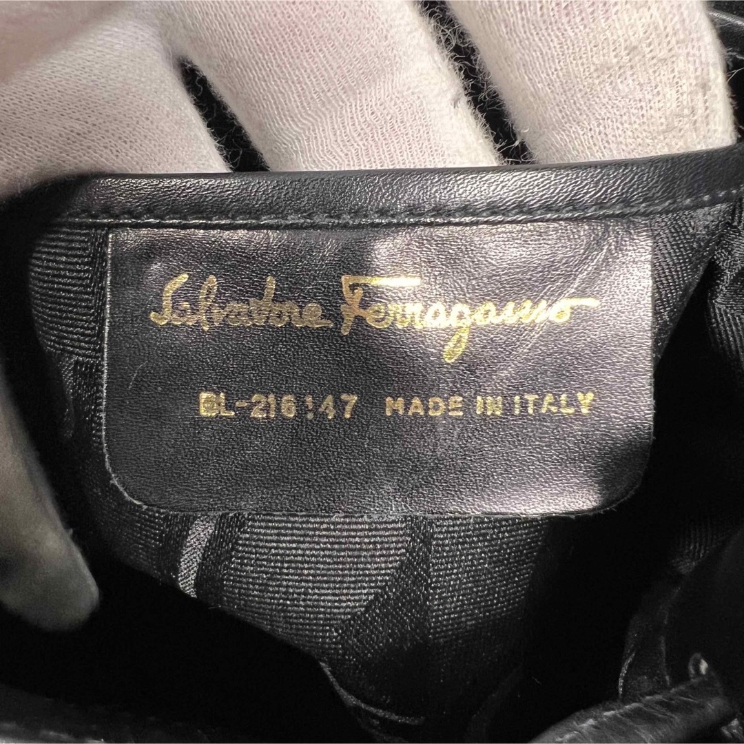 Salvatore Ferragamo(サルヴァトーレフェラガモ)の美品 サルヴァトーレ フェラガモ ダブルガンチーニ ミニリュック レザー 黒 レディースのバッグ(リュック/バックパック)の商品写真