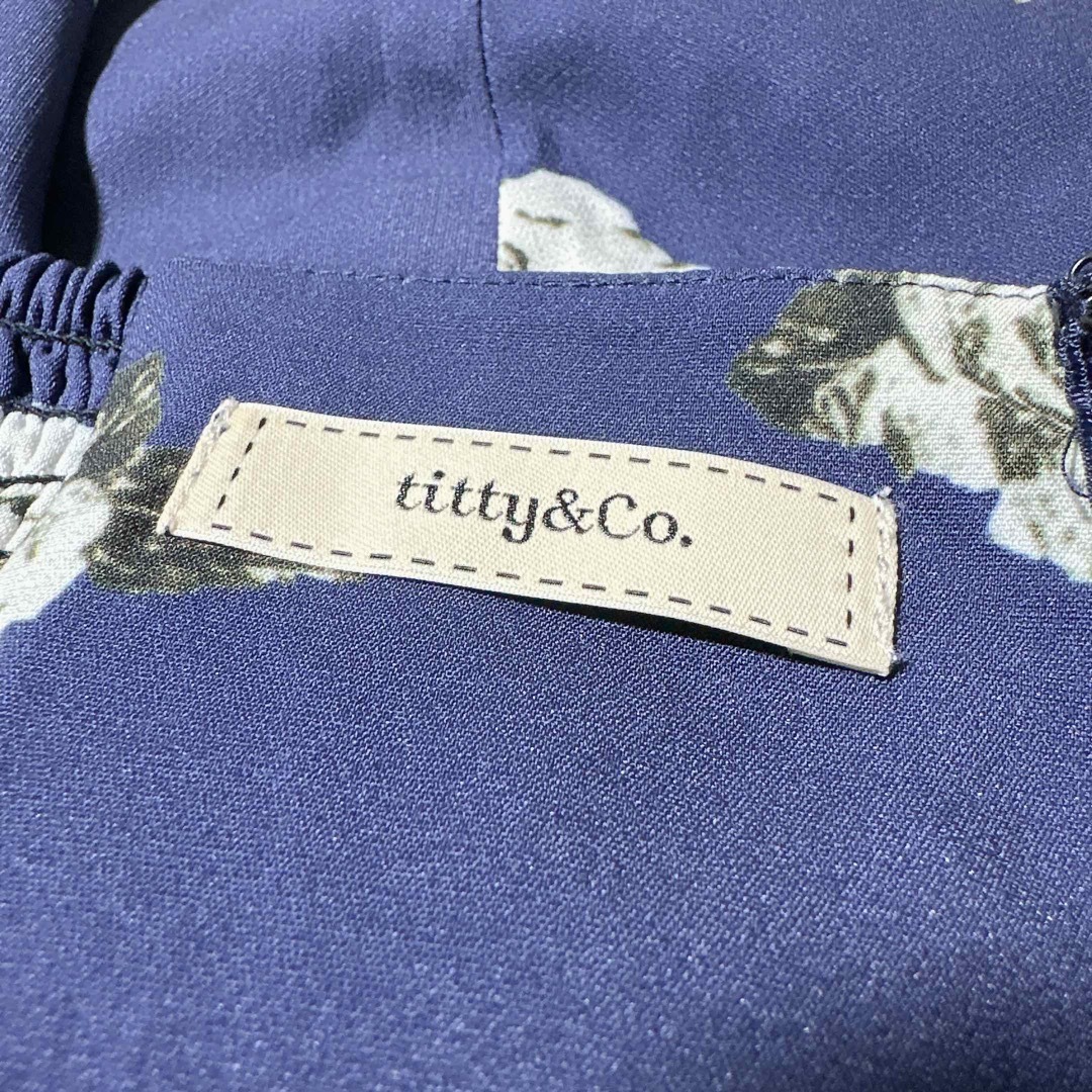 titty&co(ティティアンドコー)のtitty&Co. 膝丈フレアースカート 花柄 ネイビー レディースのスカート(ひざ丈スカート)の商品写真