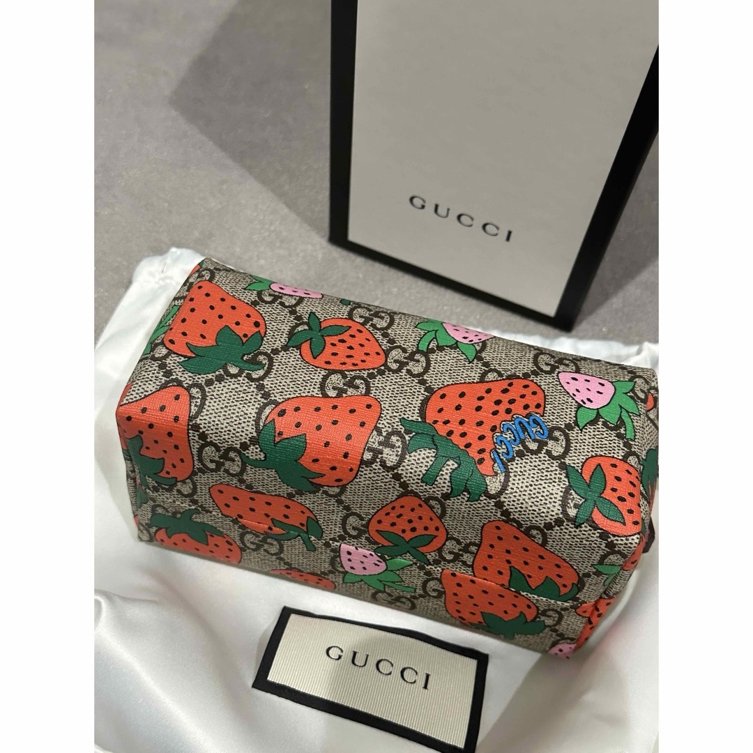 Gucci(グッチ)のグッチ　いちご柄ポーチ レディースのファッション小物(ポーチ)の商品写真