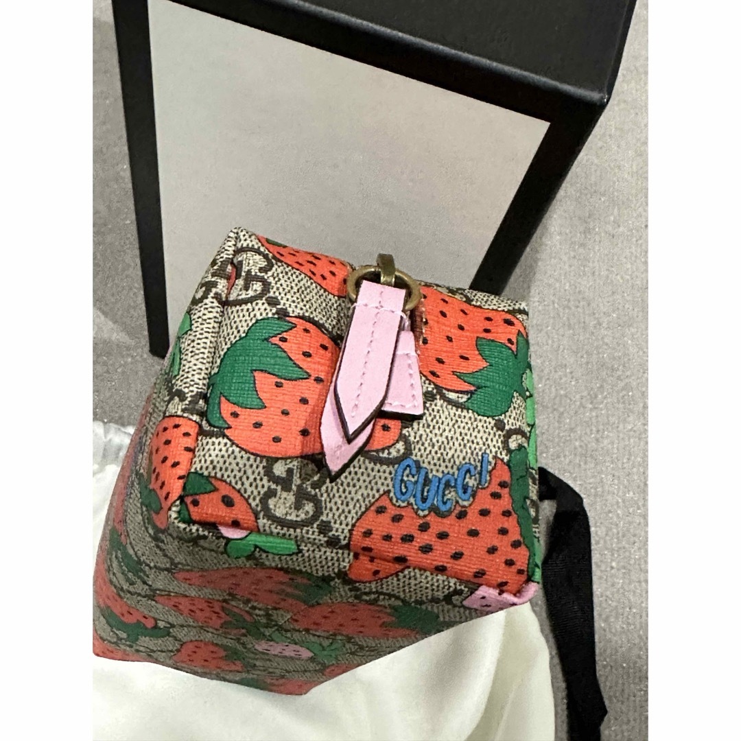 Gucci(グッチ)のグッチ　いちご柄ポーチ レディースのファッション小物(ポーチ)の商品写真