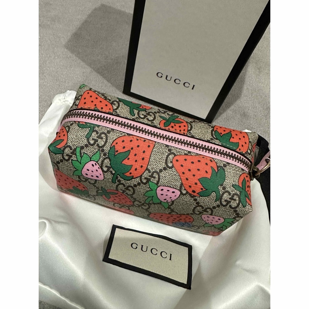 Gucci(グッチ)のグッチ　いちご柄ポーチ レディースのファッション小物(ポーチ)の商品写真