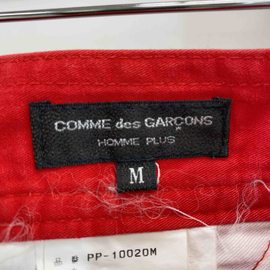 COMME des GARCONS HOMME PLUS(コムデギャルソンオムプリュス)のCOMME des GARCONS HOMME PLUS コムデギャルソンオムプリュス　赤　カジュアルパンツ　ウエストボタン無し メンズ ワークパンツ メンズのパンツ(デニム/ジーンズ)の商品写真