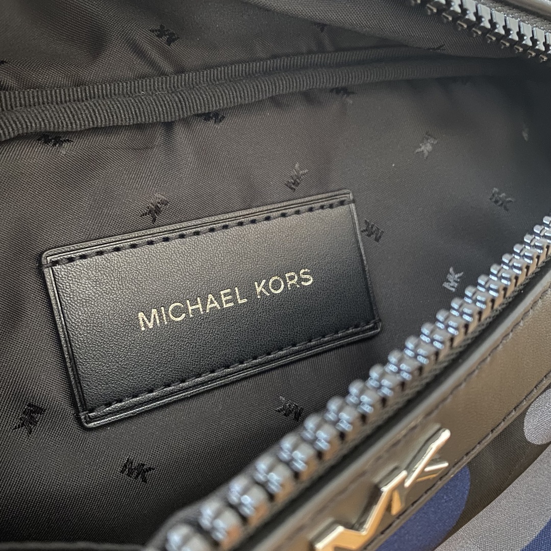 Michael Kors(マイケルコース)の【未使用品】マイケルコース　ボディーバッグ　ナイロンショルダーバッグ メンズのバッグ(ボディーバッグ)の商品写真