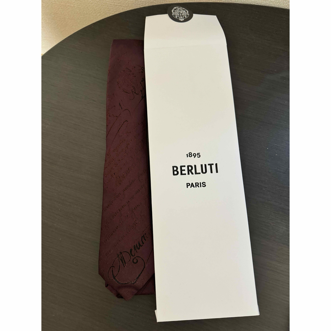 Berluti(ベルルッティ)の【新品未使用】 ベルルッティネクタイカリグラフィー ワインレッド系スクリット メンズのファッション小物(ネクタイ)の商品写真