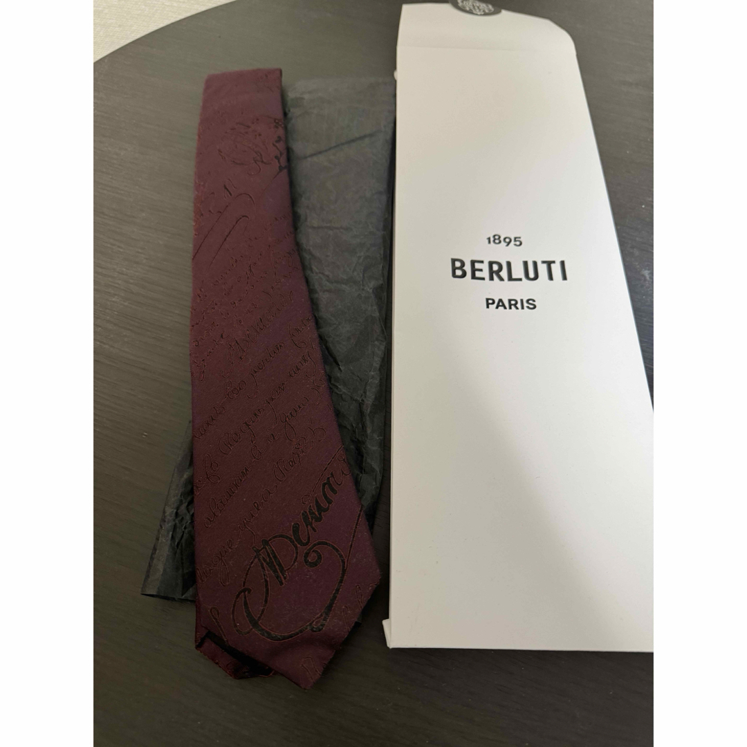 Berluti(ベルルッティ)の【新品未使用】 ベルルッティネクタイカリグラフィー ワインレッド系スクリット メンズのファッション小物(ネクタイ)の商品写真