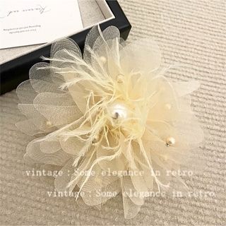 【ふわふわ★コサージュ ベージュ】アクセサリー 卒業式 卒園式 パール 結婚式(コサージュ/ブローチ)