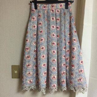 リリーブラウン(Lily Brown)のお花刺繍ミディアム丈スカート(ひざ丈スカート)