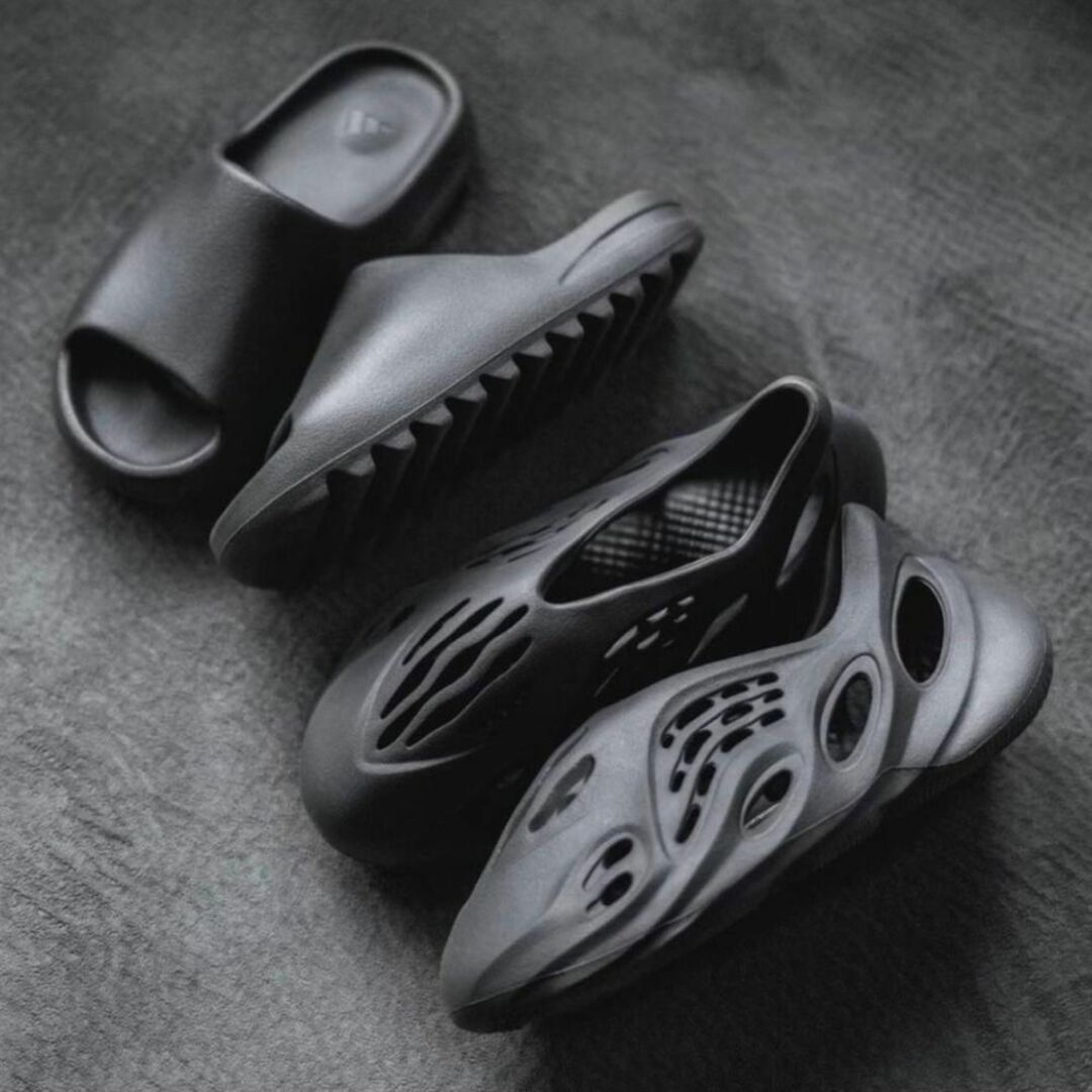 adidas(アディダス)の★新品希少★adidas YEEZY FOAM RUNNER ONYX メンズの靴/シューズ(サンダル)の商品写真