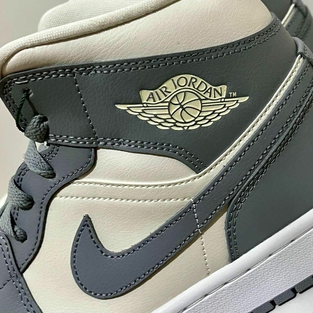 Jordan Brand（NIKE）(ジョーダン)の【新品25.5】Nike Air Jordan 1 Mid Grey/Sail レディースの靴/シューズ(スニーカー)の商品写真