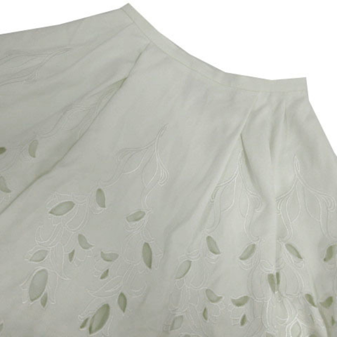 DRWCYS(ドロシーズ)のドロシーズ スカート タック フレア ミディ丈 花柄刺繍 パンチング オフ白 1 レディースのスカート(ひざ丈スカート)の商品写真