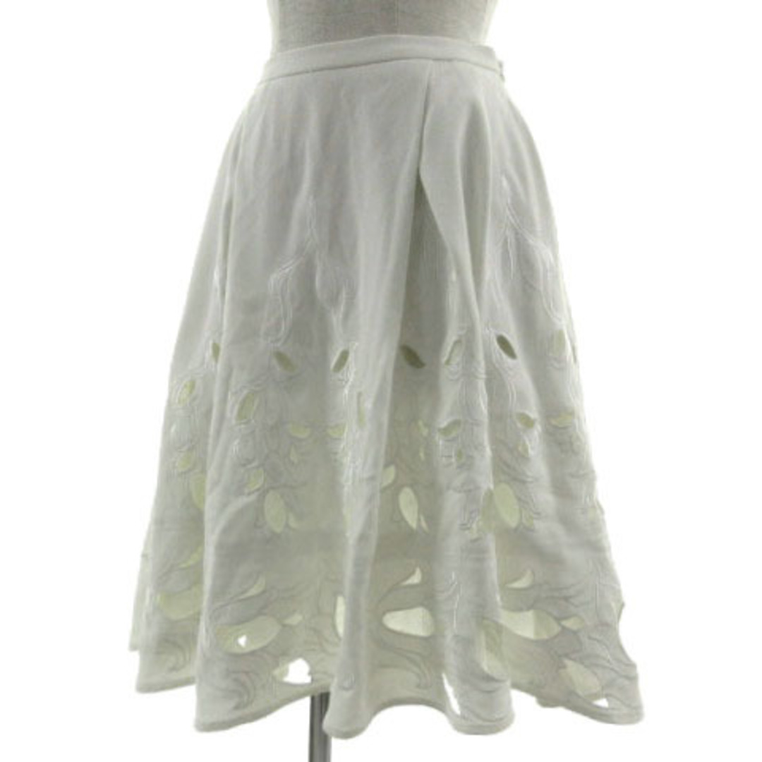 DRWCYS(ドロシーズ)のドロシーズ スカート タック フレア ミディ丈 花柄刺繍 パンチング オフ白 1 レディースのスカート(ひざ丈スカート)の商品写真