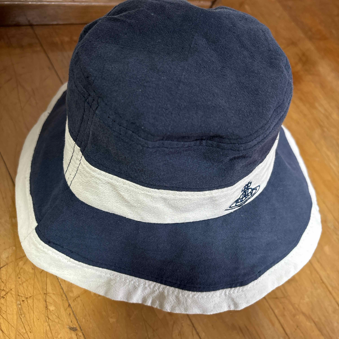 Vivienne Westwood(ヴィヴィアンウエストウッド)のヴィヴィアンウエストウッド　ハット　紺　帽子　vivienne westwood レディースの帽子(ハット)の商品写真
